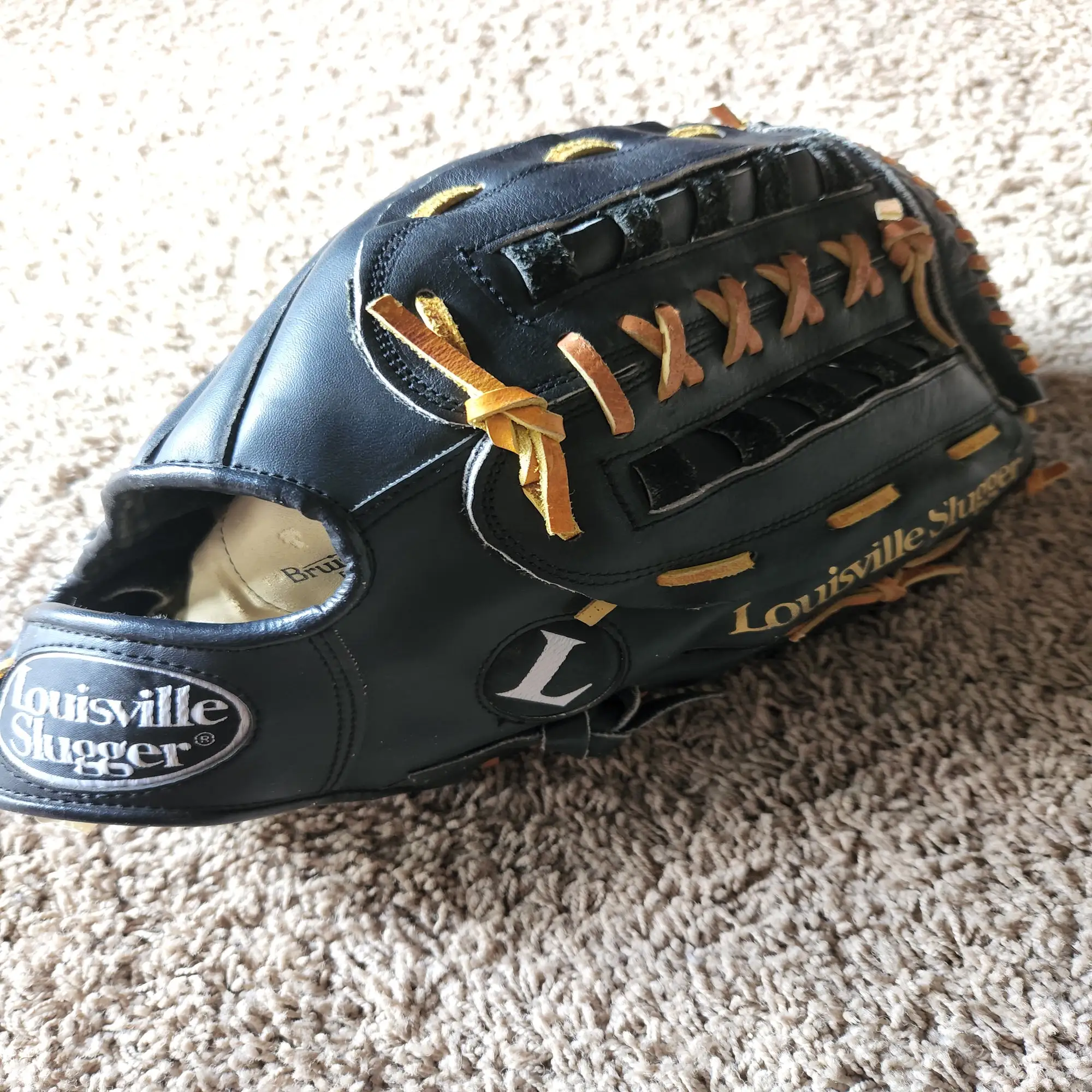 Louisville Slugger Right Hand Throw The Softballer Softball Glove 13.5" 4 Louisville Slugger Right Hand Throw The Softballer Softball Glove 13.5" - Image 2